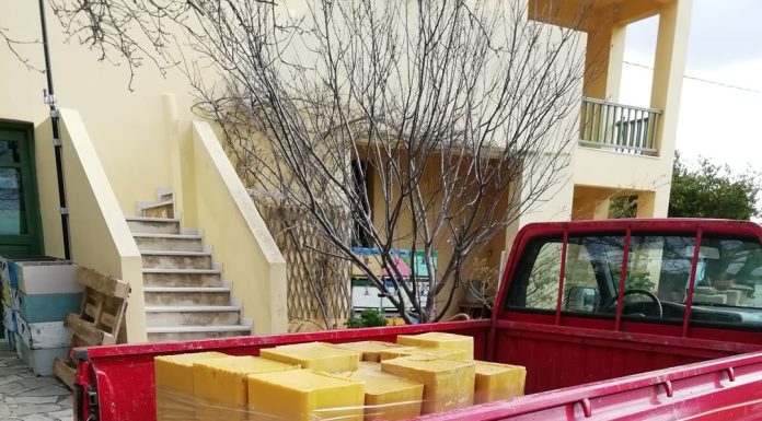 Έτοιμο και το κεράκι μας. Πάμε για να φτιάξουμε κηρήθρες. Η άνοιξη πλησιάζει