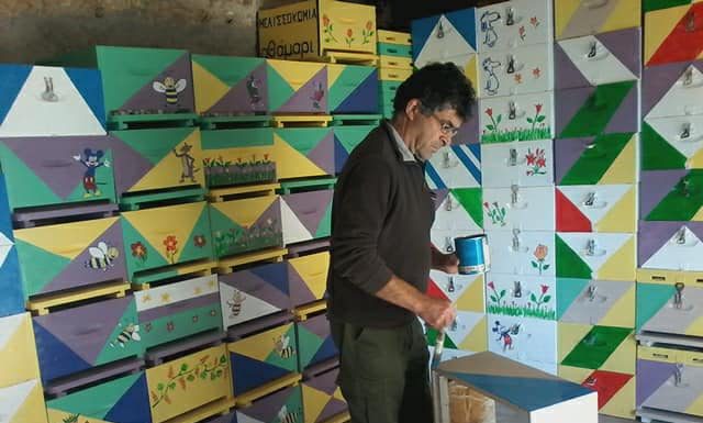 Στις χειμωνιάτικες δουλειές είναι και η συντήρηση και καλλωπισμός των κυψελών